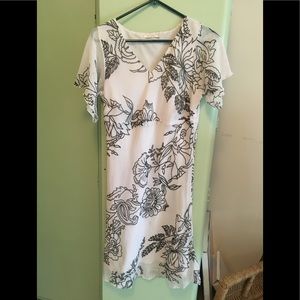 Peck & Peck beautiful white Dress with flowers